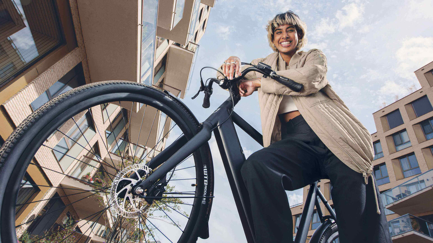 Girl with Amsterdam GT ebike Lekker Bike in satin black