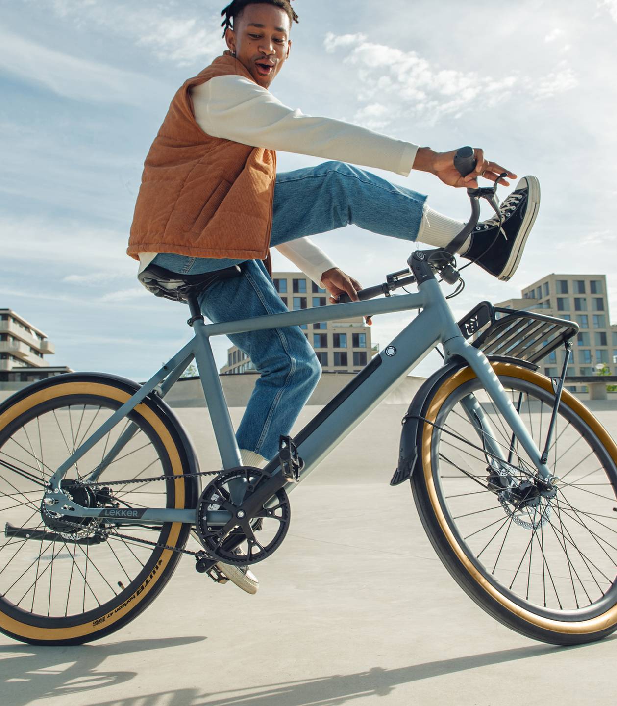 Lekker Bikes Amsterdam Plus e-bike in Concrete Blue with tan-wall tyres Lekker Bikes Amsterdam Plus e-bike in Concrete Blue with tan-wall tyres